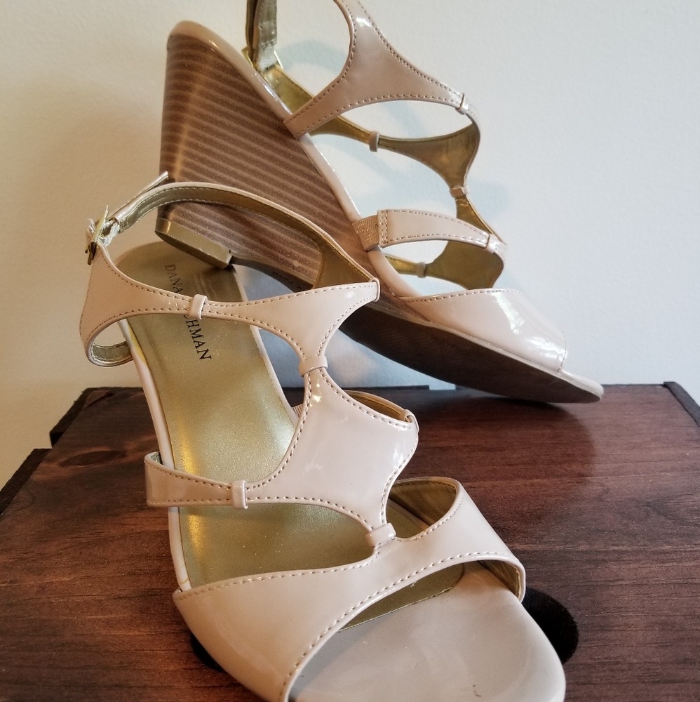 Dana Buchman Tan/Blush Wedge Sandal with Buckle